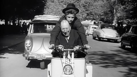 Jos&eacute; Isbert ?abajo?, en&nbsp;el cl&aacute;sico del cine espa&ntilde;ol &laquo;El cochecito&raquo;