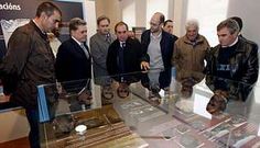 Vidal Roman� (centro) se�ala una vitrina en la inauguraci�n del museo geol�gico de Quiroga.