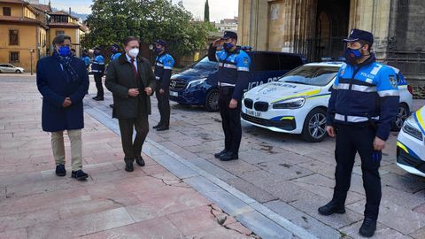 El alcalde de Oviedo, Alfredo Canteli, y el concejal de Seguridad Ciudadana, José Ramón Prado, saludan a los nuevos policías locales que se incorporan al servicio de Policía de Barrio
