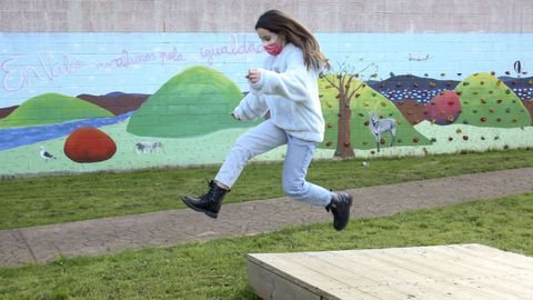 Una alumna de A Laxe saltando en el circuito del patio del colegio 