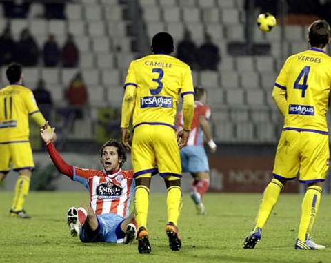 Pablo S�nchez, lament�ndose ante los defensas del Alcorc�n Camille y Verd�s.