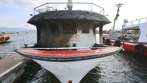 Arde un barco bateeiro en el muelle de O Xufre, O Gatuno