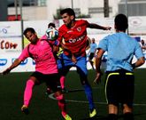 El cercedense Herbert y el carball�s Germ�n disputa un bal�n ante el �rbitro Bruno M�ndez. 