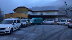 Taxis que cubren actualmente las rutas de transporte escolar de O Courel ante el colegio p�blico de Seoane