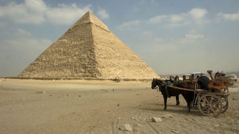 En 3.500 aos de historia, la mscara de oro de Tutankamn slo ha tenido dos hogares: una tumba en el Valle de los Reyes y un decrpito palacete rosa plido en el corazn de El Cairo. Este sbado estrenar formalmente casa nueva, el Gran Museo Egipcio (GEM, en ingls), que habitar acompaada por el gran coloso de Ramss II, la paleta de Narmer y otras 100.000 piezas arqueolgicas del Antiguo Egipto