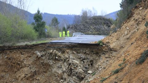 Un aspecto de la carretera cortada por el desplome