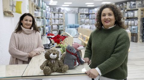 Natividad (en la foto, de verde) y Mar (de beige), en la nueva tienda de Noa Hogar de Santiago, donde «tuvimos una acogida increíble», celebran. «Me llenó de satisfaccion la acogida, tanto por parte de los clientes nuestros, los de siempre y los nuevos, como de los compañeros comerciantes los de siempre y los nuevos. Fue lo único bonito de diciembre. Me sorprendió y estoy muy agradecida. La gratitud entra en mi vocabulario en el día a día y te ayuda a querer mejorar cada día», dice la propietaria.