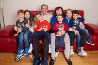 Santiago y Ana Mar�a, con sus nietos Adriana, Marina, Rodrigo, Daniel, Nicol�s y Gabriel en una foto del 2020, hecha para un calendario familiar que elabora cada a�o una de sus hijas.