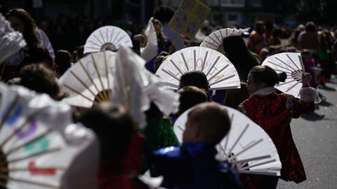 El multitudinario desfile escolar de entroido de Xinzo llen las calles del municipio