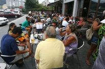 Una de las terrazas hosteleras de Covas y Cantarrana, muy concurridas durante el verano. 