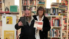 Jos� Luis Ducid y Mar�a Meseguer, en la librer�a Berbiriana, donde presentaron un nuevo proyecto conjunto, �Los motivos autom�ticos�, un libro de fotograf�as con detalles de nuestro paisaje urbano y unos textos inspirados en las im�genes.