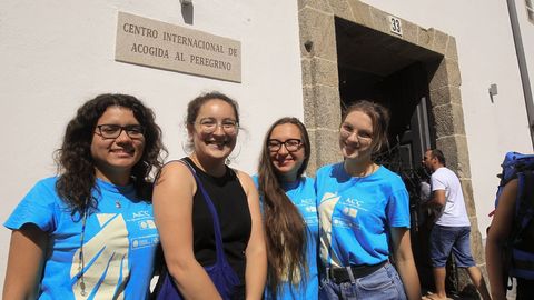 Un trabajo internacional: Luisa Trivio y Anna Albert, de la Comunidad Valencia, y Michalina Murzyn e Izabela Sieraka, de Polonia, son voluntarias en la Oficina de Acogida al Peregrino