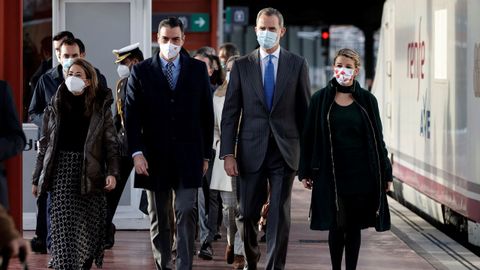 Felipe VI, junto a Pedro Snchez y Yolanda Daz, antes de subir al AVE