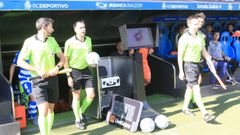 El tr�o arbitral del Deportivo-Real Oviedo pasa al lado de la pantalla del VAR