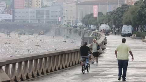 Las playas de Riazor y Orz�n amanecieron llenas de basura tras la noche de San Xo�n