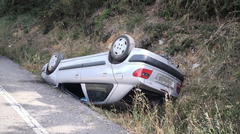 El coche qued� volcado sobre la cuneta tras salirse de la calzada