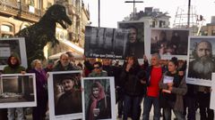 Concentraci�n de colectivos scoiales en homenaje al sin techo que viv�a en un acjero y muri� en diciembre y a uan mujer en peligro de desahucio