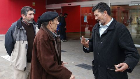 Jos� Carlos Gim�nez (d), el padre del interno de la prisi�n de Asturias al que los m�dicos dieron por muerto y que recobr� ayer el conocimiento despu�s de trasladarle al Instituto Anat�mico Forense para practicarle la autopsia, conversa con familiares, esta tarde en la entrada del Hospital Universitario Central de Asturias (HUCA).