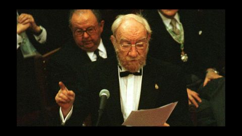 Fern�n G�mez, leyendo su discurso en la toma de posesi�n como acad�mico de la RAE
