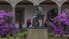 Claustro de Fonseca, en la USC, con la estatua de Alonso III de Fonseca en el centro, fundador de la universidad compostelana