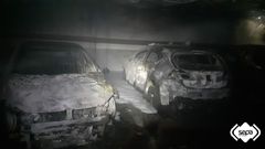 Veh�culos calcinados tras el incendio declarado en un garaje de Navia