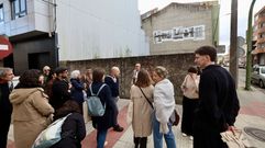 Ruta por el arte urbano, ayer por la tarde, en Carballo 