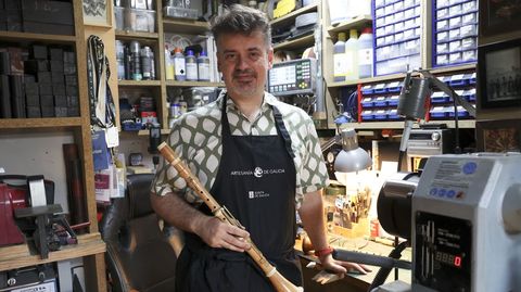 El clarinetista Pablo Pascual en su taller de artesano, en la r�a Belgrado, donde adem�s de reparar y fabricar instrumentos de viento hace juguetes y otros objetos en madera. Este vecino de O Milladoiro (Ames) tiene, adem�s, una larga trayectoria musical ?pasi�n que comparte con su mellizo? y es profesor de clarinete en la escuela municipal.