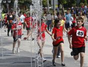 Corredores de un marat�n estudiantil se refrescan en la fuente en una imagen de archivo. 