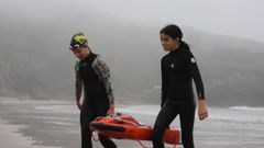 Un instante del simulacro llevado ayer a cabo en la playa de Cain