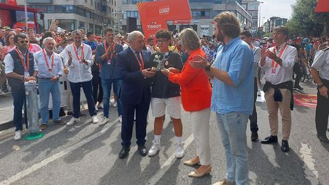 Previa a la salida de la etapa de La Vuelta en Lugo, con el homenaje a Santiago Seijas