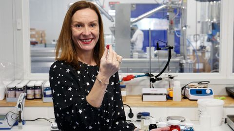 Mercedes Toscano, cofundadora de la empresa Minimelis, que fabrica golosinas sin az&uacute;car en su planta de Nigr&aacute;n.