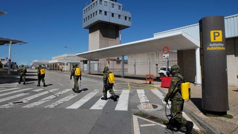 Efectivos del Ej�rcito de Tierra realizan labores de desinfecci�n en el Aeropuerto de Asturias