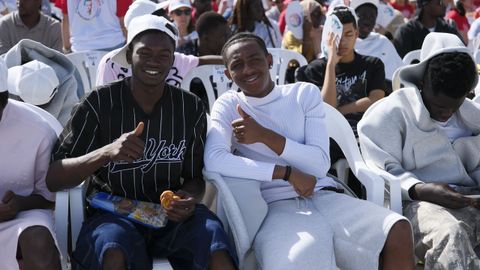 Varios migrantes asisten al encuentro con el papa Le�n XIV en el puerto de Arguinegu�n, en la isla de Gran Canaria.