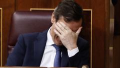 Desolaci�n en las filas populares con besos y abrazos entre diputados y ministros. En la imagen, Rafael Hernando. 