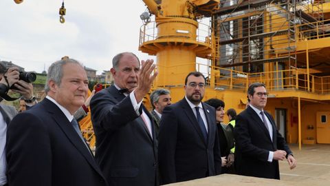 De izquierda a derecha, el ministro de Industria, Jordi Hereu; el presidente de Góndán, Álvaro Platero; el presidente del Principado, Adrián Barón, y Antonio Garamendi (CEOE), en los actos del centenario del astillero