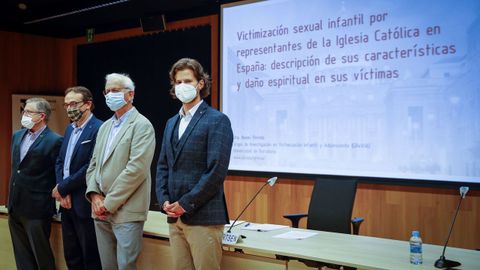 Los expertos de la Universidad del Pa�s Vasco, la Universitat Oberta de Catalunya y la Universidad de Barcelona Lukas Greiner (d), Ivo Aersten (2d), Josep Tamarit (2i) y Jos� Luis de a Cuesta 