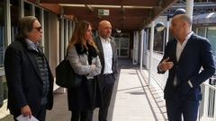 L�pez-Asenjo, a la izquierda, y �ngela Pumariega, con directivos del Club Santa Olaya