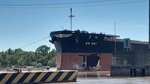 El mercante liberiano En May, tras ser desincrustado de un pilar del puente de Z�rate Brazo Largo (a 90 kil�metros al noroeste de Buenos, en el r�o Paran� Guaz�, contra el que se empotr� el 28 de enero del 2024.