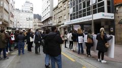 Trabajadores de Quironsalud, este martes, ante el hospital privado tras recorrer el centro de Pontevedra