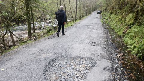 Las lluvias y la falta de mantenimiento han destapado los baches, que salpican la carretera