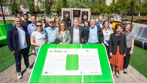 El mobiliario urbano del proyecto Ambiance, fabricado con biopl�sticos, estar� seis meses en la plaza de Barcelos de Pontevedra para testar su durabilidad. en la imagen, representantes de las diez empresas de seis pa�ses que participaron en el proyecto, con el alcalde de Pontevedra