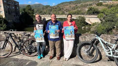 La alcaldesa de A Ra y el presidente de la Ruta del Vino de Valdeorras presentaron las novedades de la edicin de la tercera BTT.