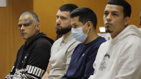 Jos&eacute; Manuel Pisos, izquierda, apu&ntilde;al&oacute; a un hombre con una navaja de 9,9 cent&iacute;metros de hoja.