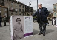 Jos� �ngel Fern�ndez Arruti, junto a la imagen de su madre, en la exposici�n de A Ferrer�a. 