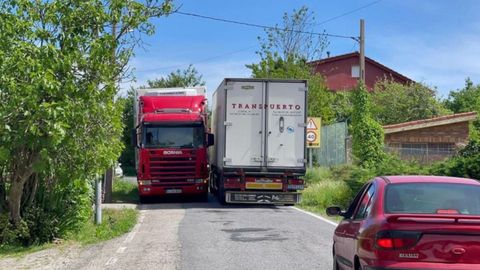Los camiones usan la EP-2702 desde que el Concello de Redondela vet� el paso por el centro urbano.