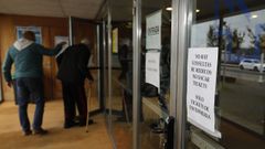 Carteles informativos colocados esta ma�ana de jueves en el centro de salud viveirense