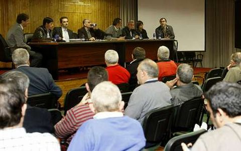 La directiva del Lugo, ante los socios del club en la Asamblea de ayer en el Pazo de Feiras.