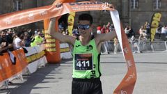 Yago Ignacio Garc�a, tras cruzar la l�nea de meta como ganador de la carrera de Conxo del 2025