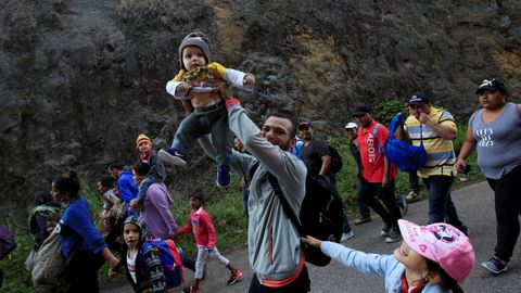 Un millar de migrantes integran la caravana que el lunes parti� de Honduras