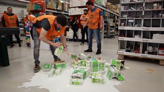 Los sindicalistas derramaron leche de briks que se�alan se venden por debajo del coste de producci�n